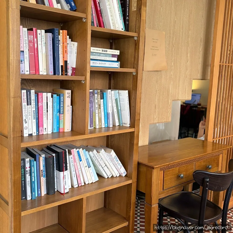 Bookshelf covering one wall at Eojil In