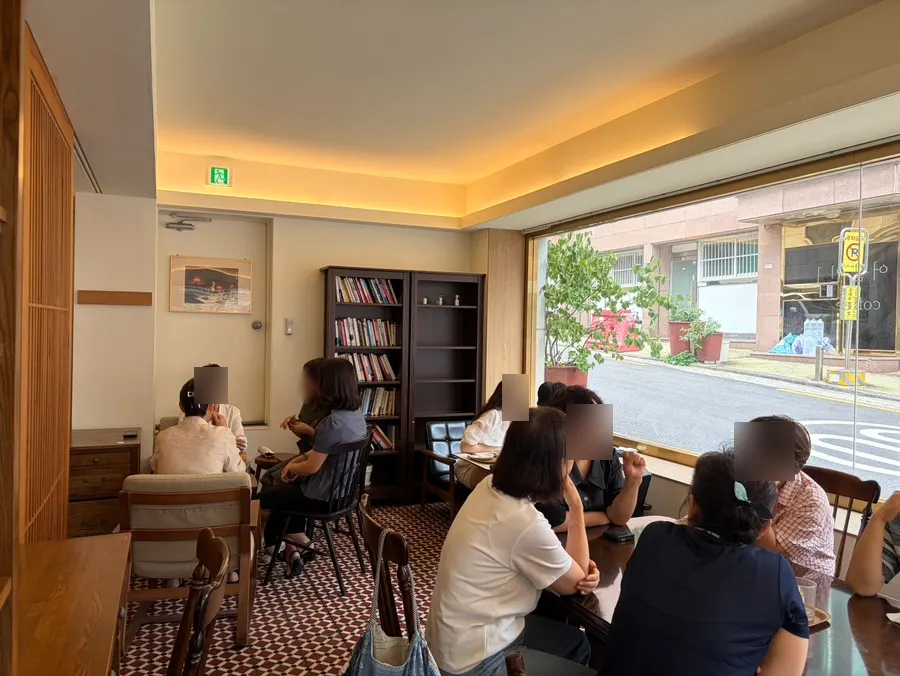 Seating and tables at Eojil In café