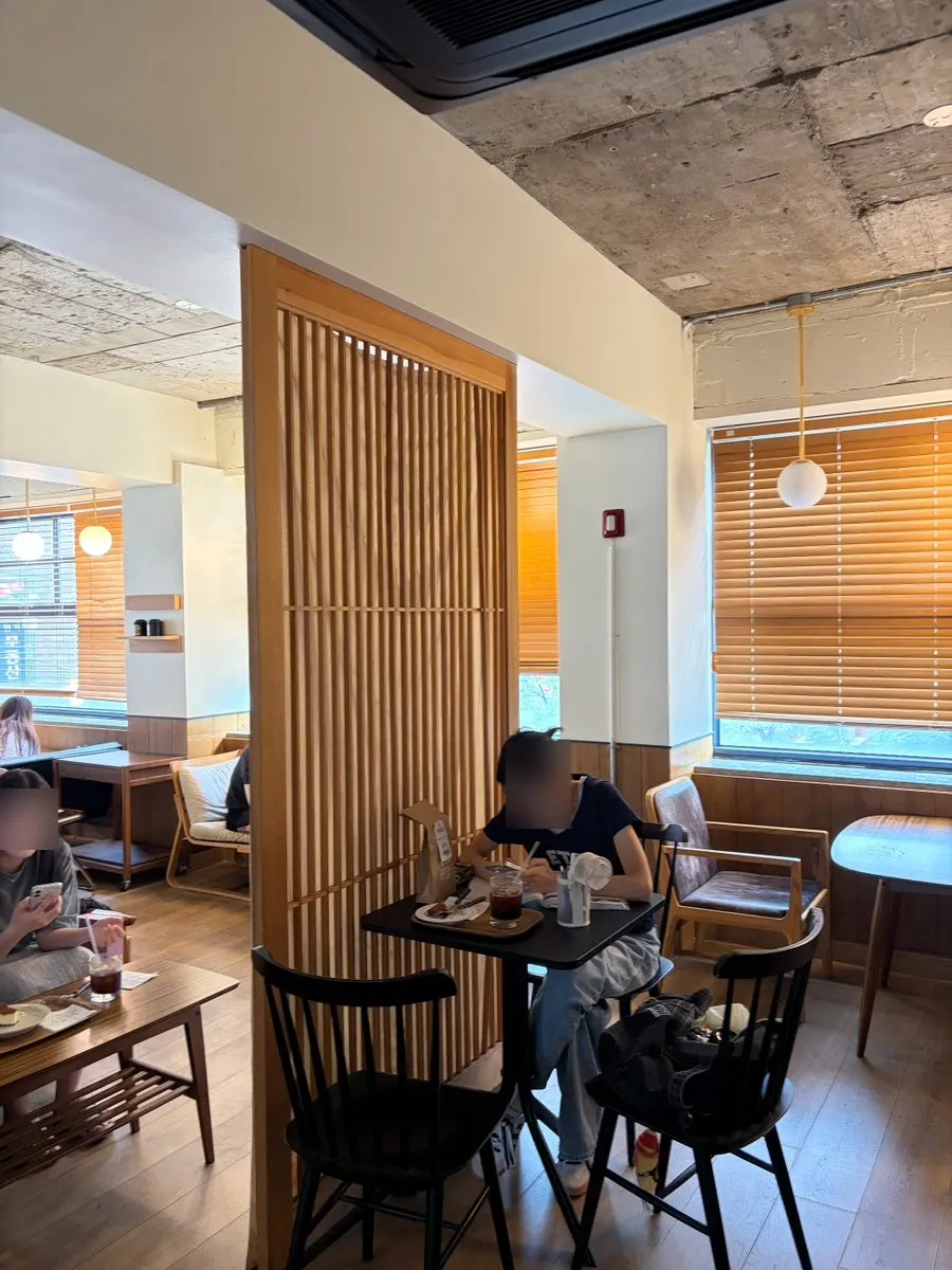 Interior detail inside Eojil In café