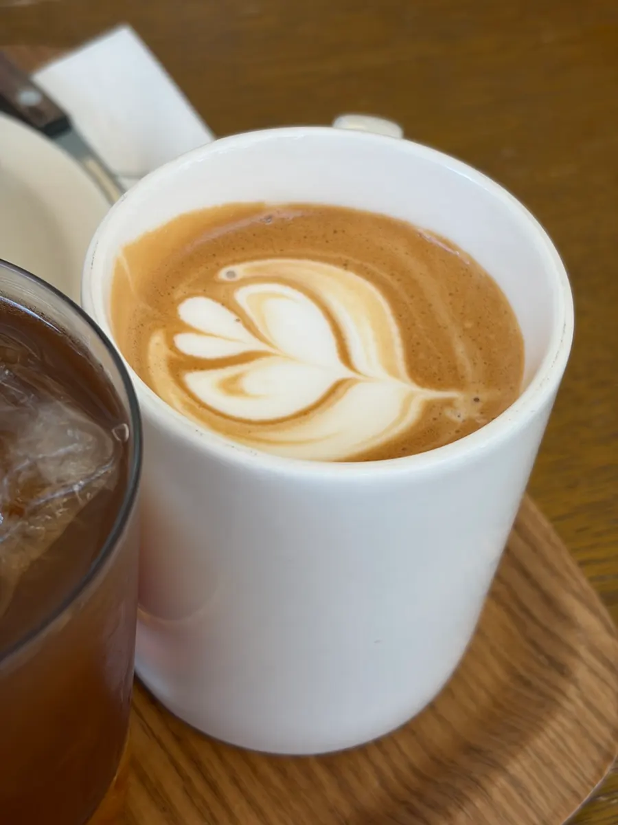 A warm decaf café latte