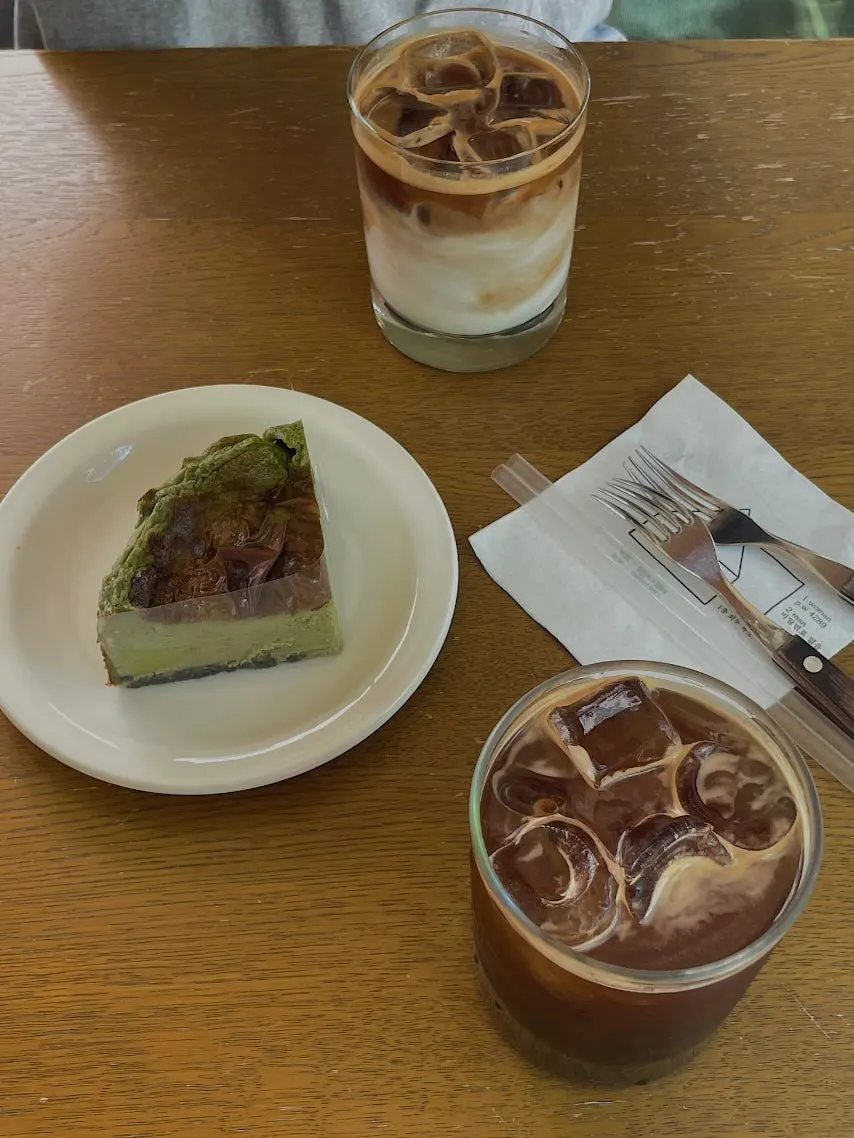 A glass of iced vanilla latte at Eojil In