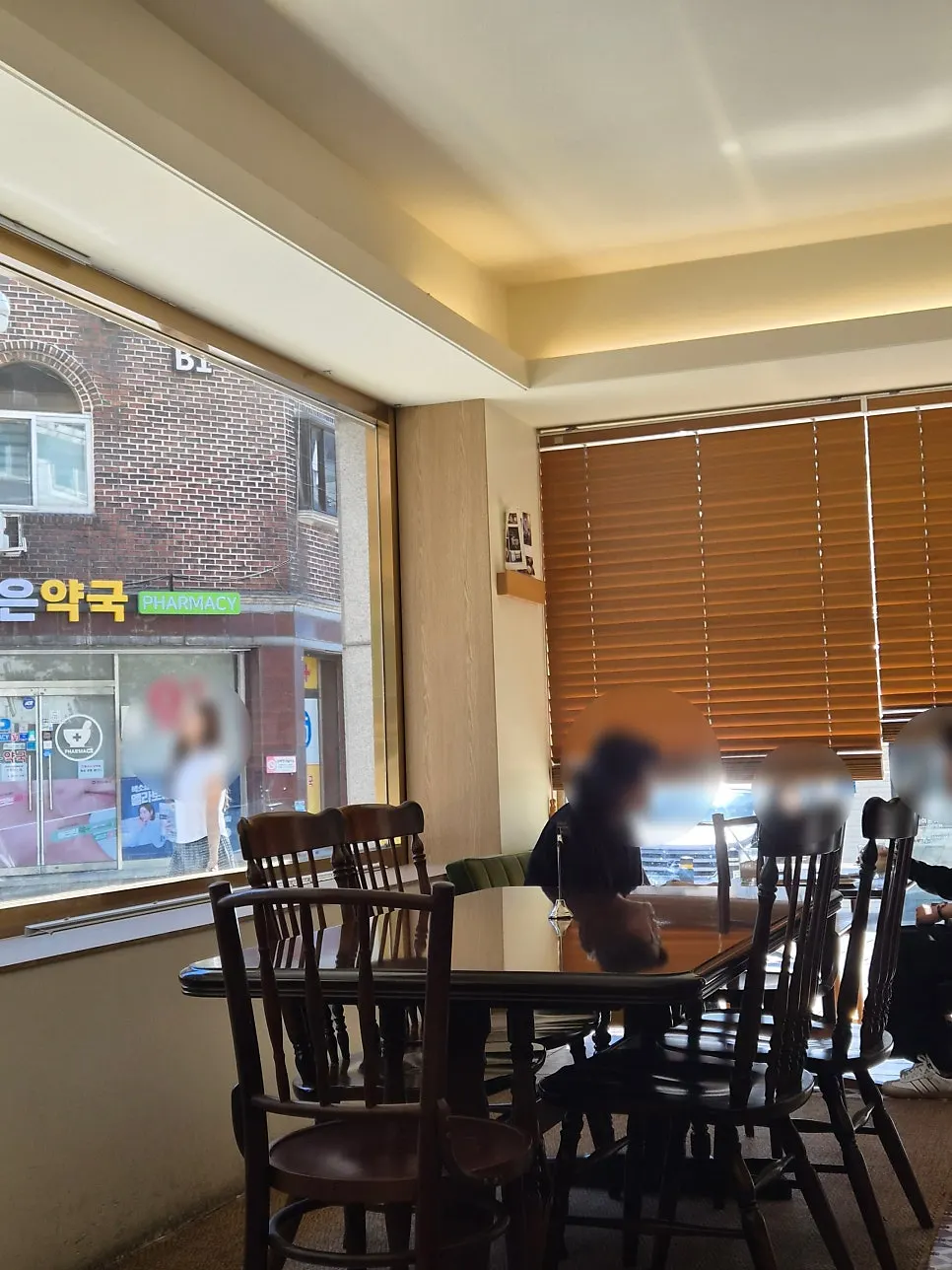 계단 아래 아기자기한 좌석 공간