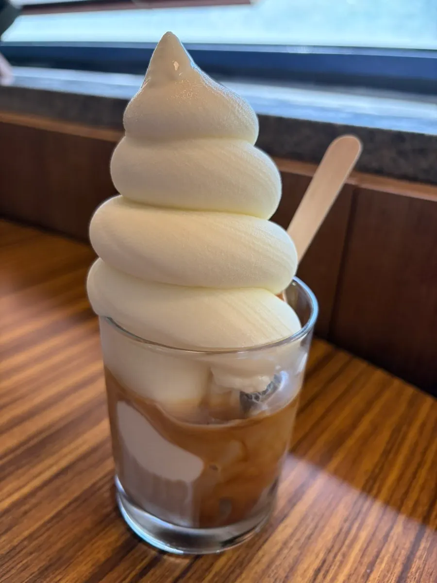 카페밀크볼과 카페라떼, 디저트 한 상