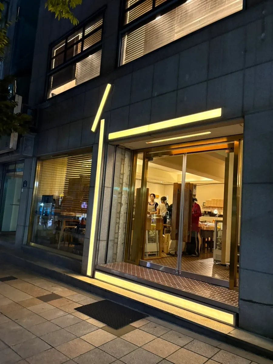 은은한 조명이 켜진 어질 인 카페 입구