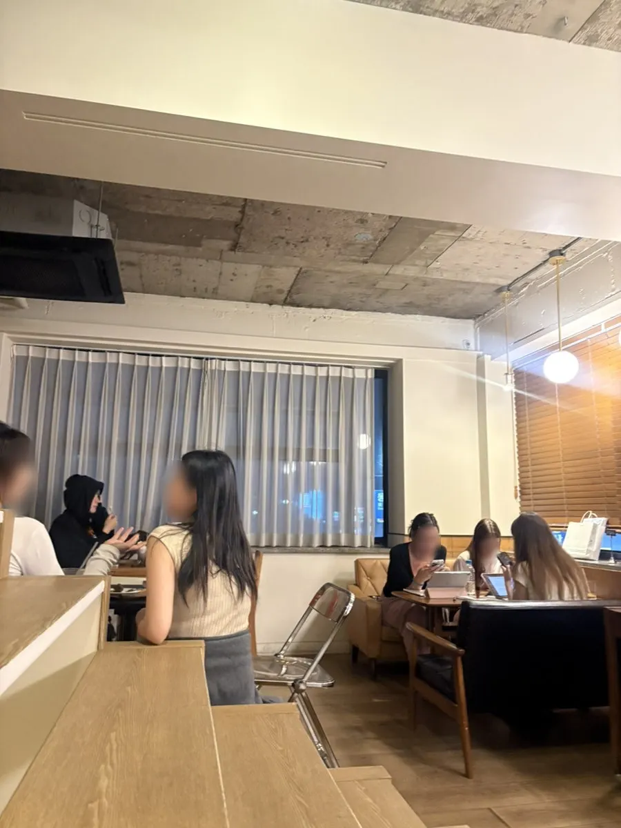 왕십리역 근처 어질 인 카페 건물 전경