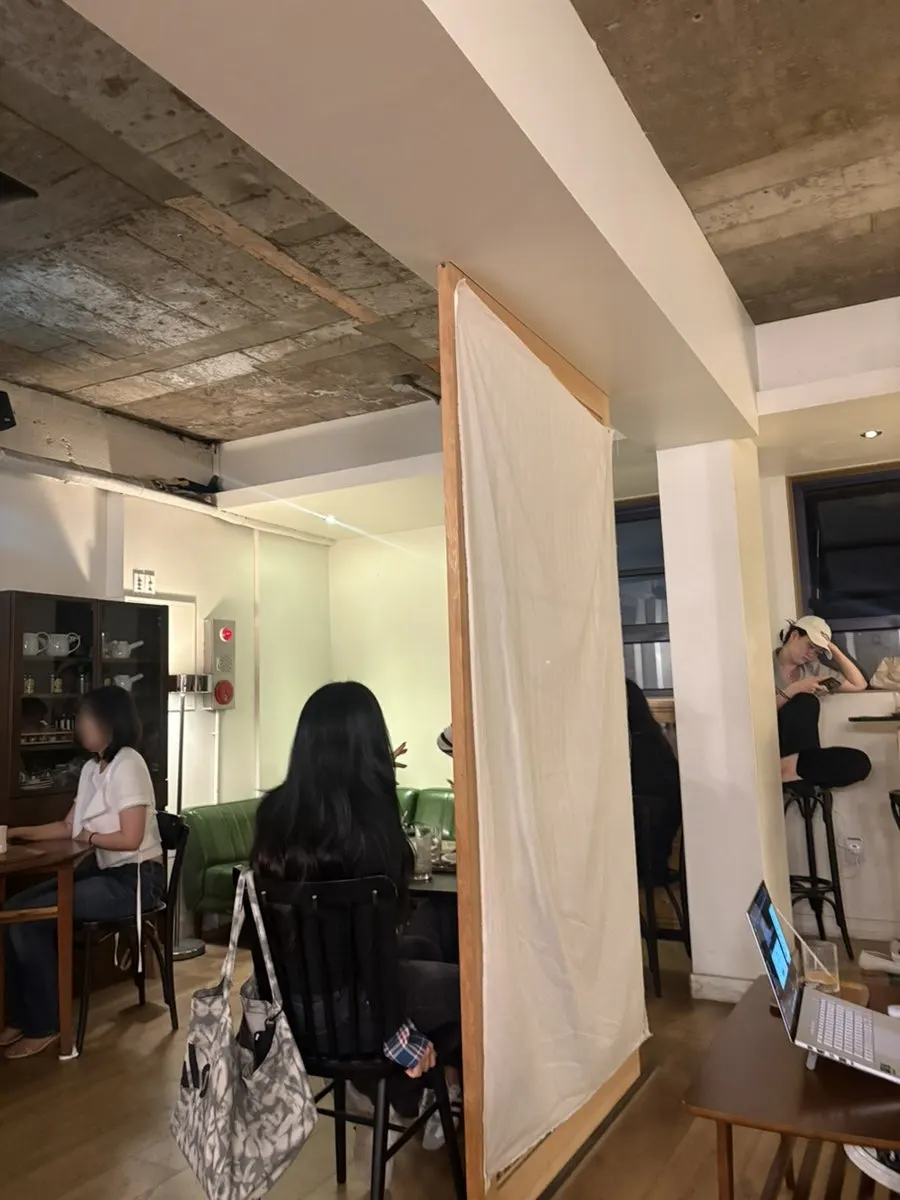 어질 인 1층 주문 공간 풍경