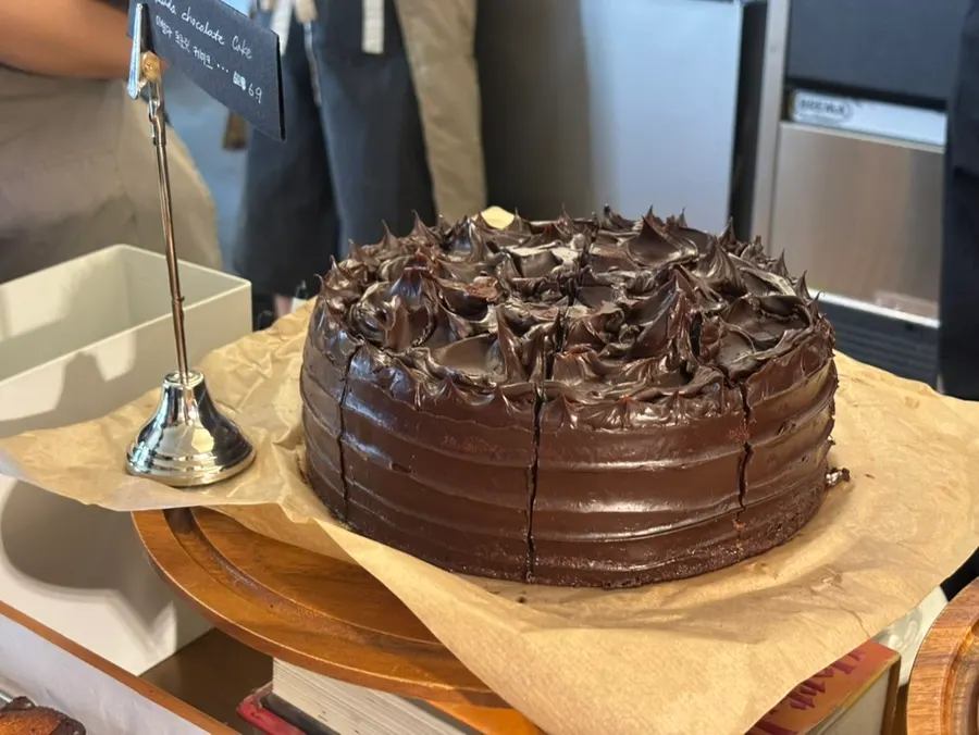 オジル インの大きなチョコレートケーキ