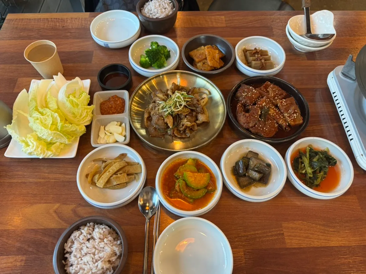 Eomma-ui Ttuksim meal set with several side dishes