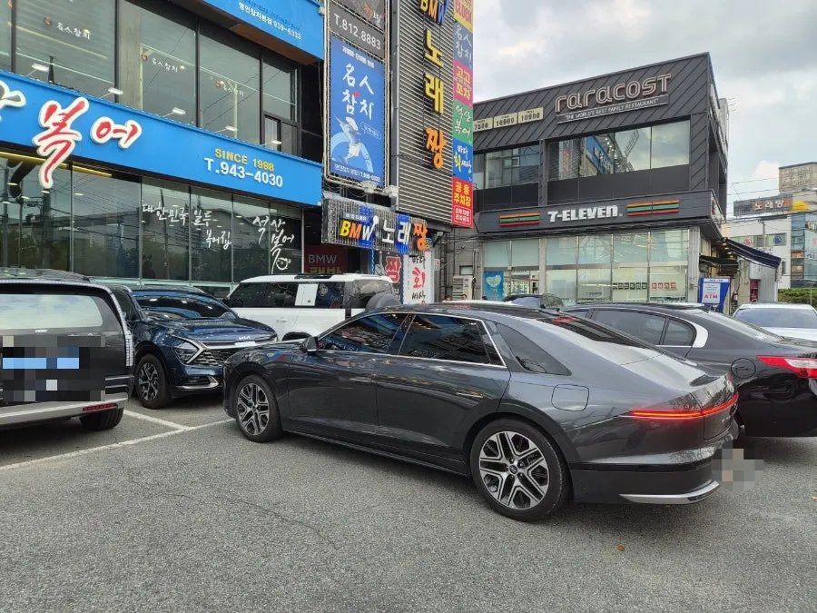 어묵포차통 건물 앞 넓은 주차장