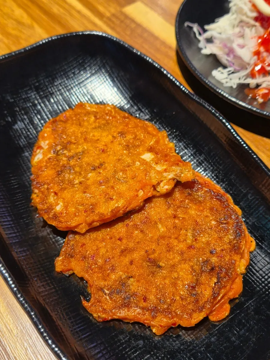 마카로니 과자와 샐러드, 김치전 기본 안주