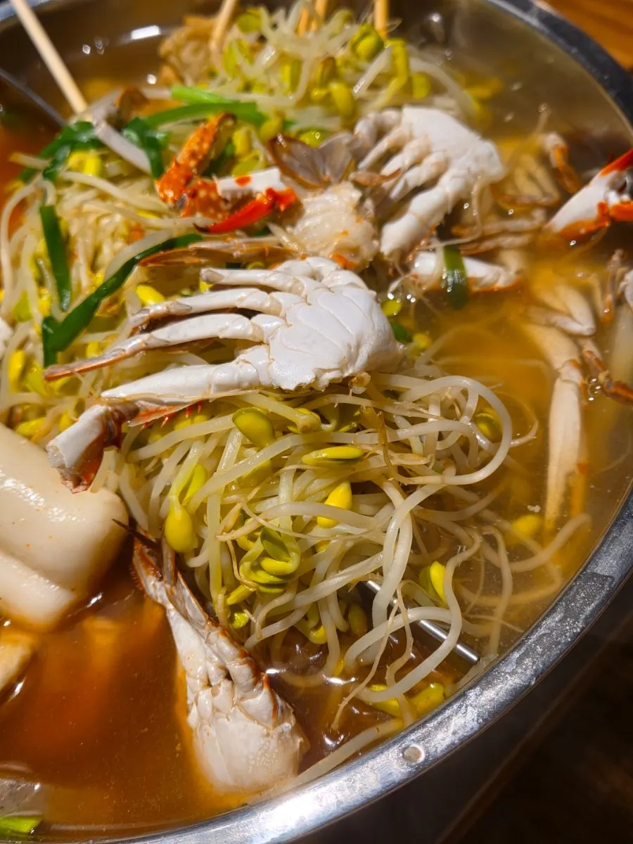 꼬치어묵과 콩나물이 쌓인 부산어묵탕