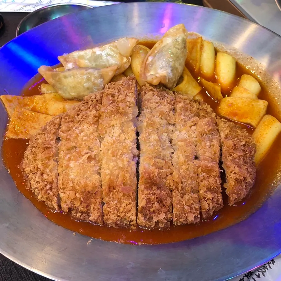 돈까스떡볶이와 부산어묵탕 구성