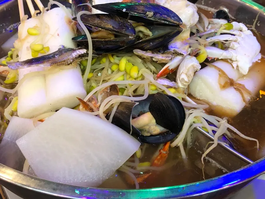버너 위에 올려진 부산어묵탕 냄비
