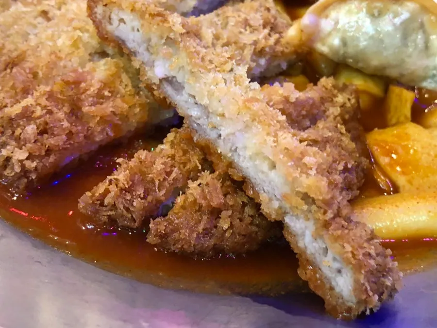 떡볶이 소스에 찍어 먹는 돈까스