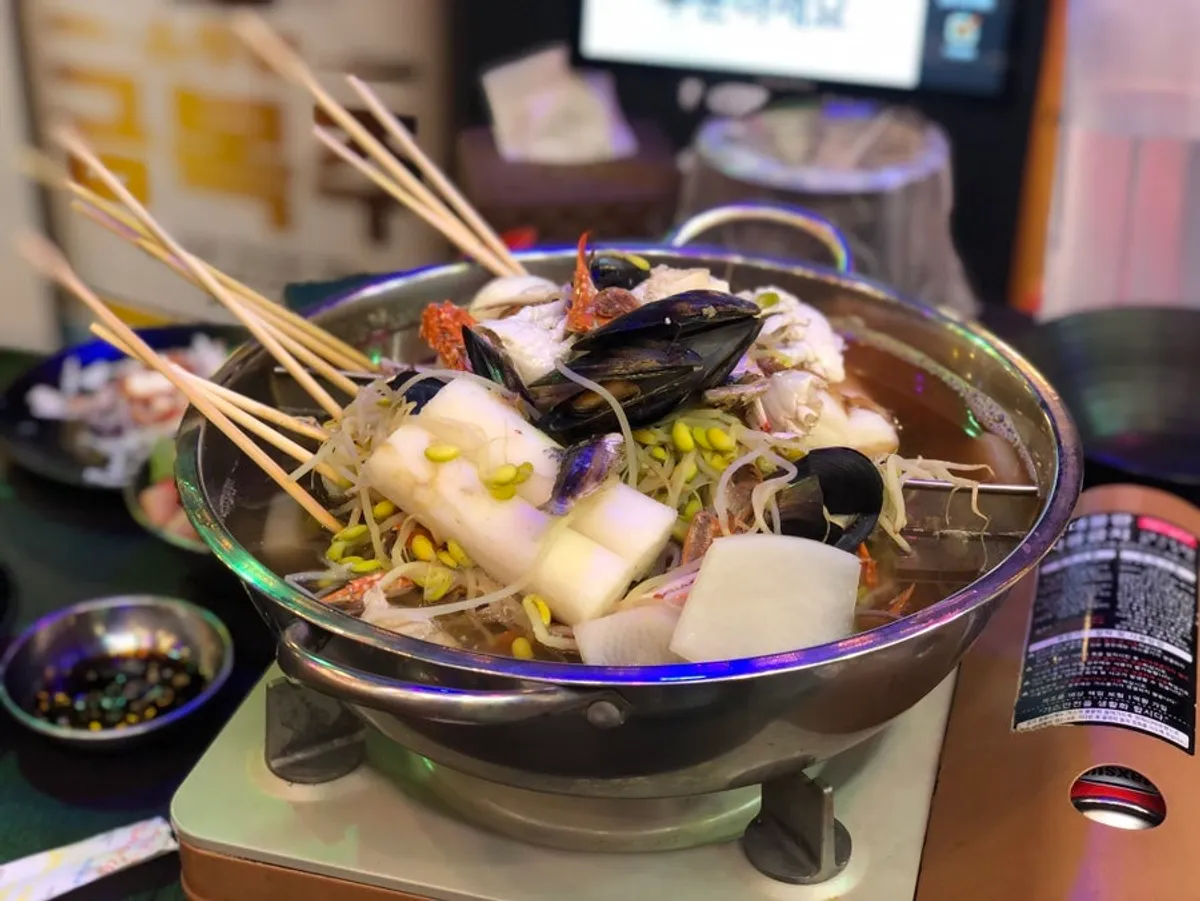 밤 조명이 켜진 어묵포차통 야장 분위기