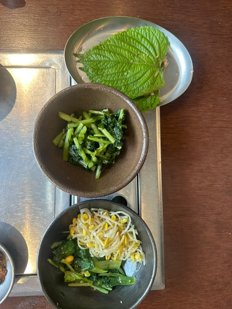 Bean sprouts and seasoned greens among the side dishes
