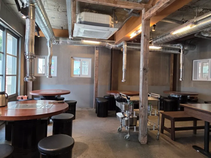 First floor dining hall tables at Eom Yongbaek Pork Grill Gwanghwamun Branch