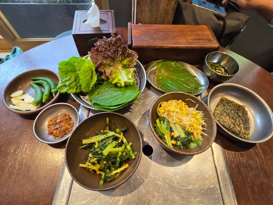 Side dish spread served with the charcoal bulgogi set