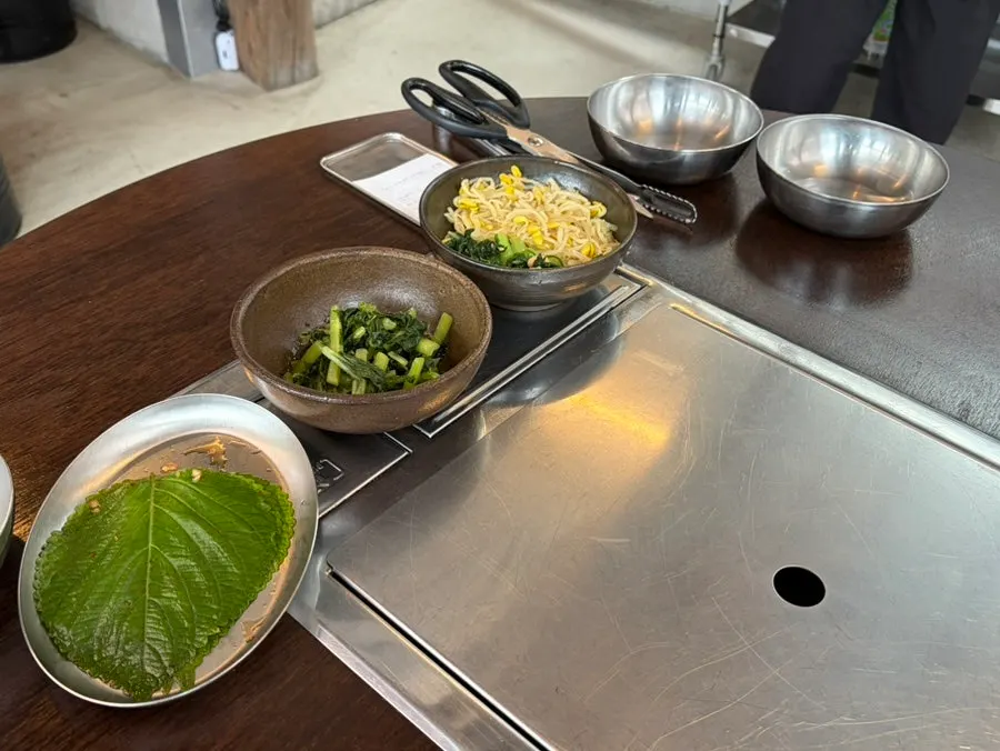 A plate of wrap vegetables served with the set