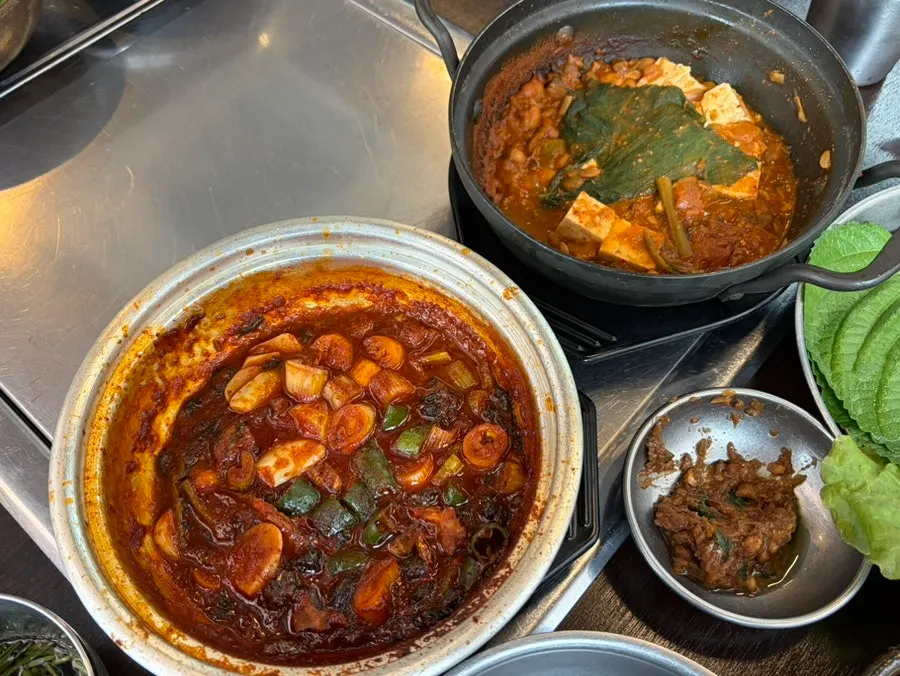 Gangdoenjang and myeoljorim included with the set