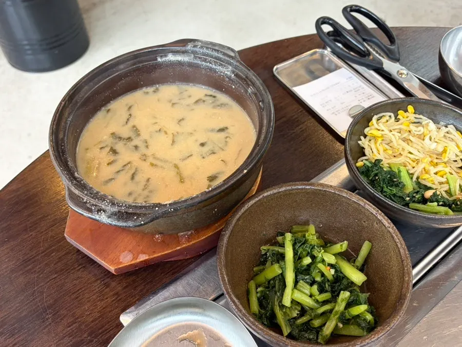 Siraegi-guk and various side dishes on the table
