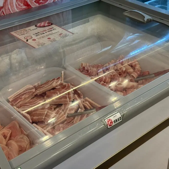 Tray of jjolgit daepae and Iberico daepae, among other cuts
