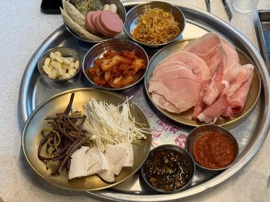 Daepae samgyeopsal on the grill