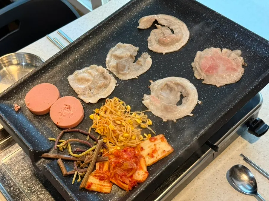 Grilled daepae samgyeopsal served with side dishes