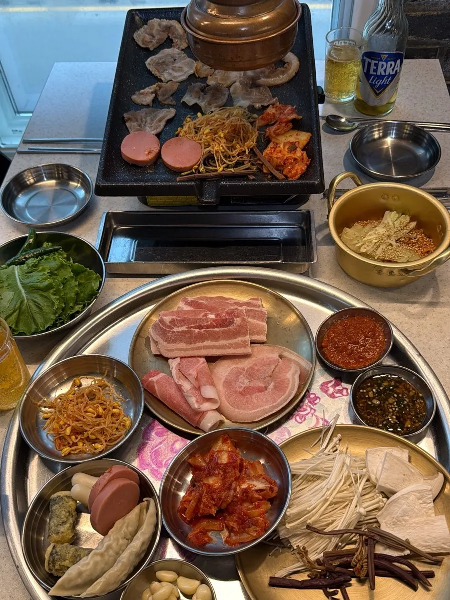 Vertical photo of the all-you-can-eat spread at Eongteori Gongneung