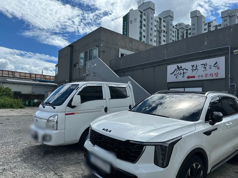 매장 뒤편 넓은 주차장