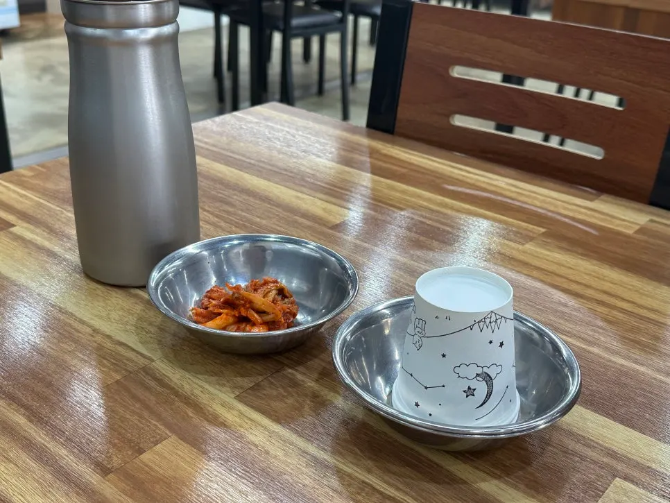 기본 반찬으로 나온 매운 김치