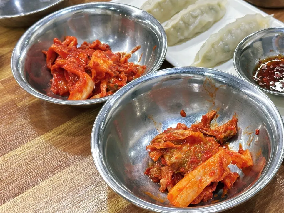 덜매운 김치와 매운 김치 비교