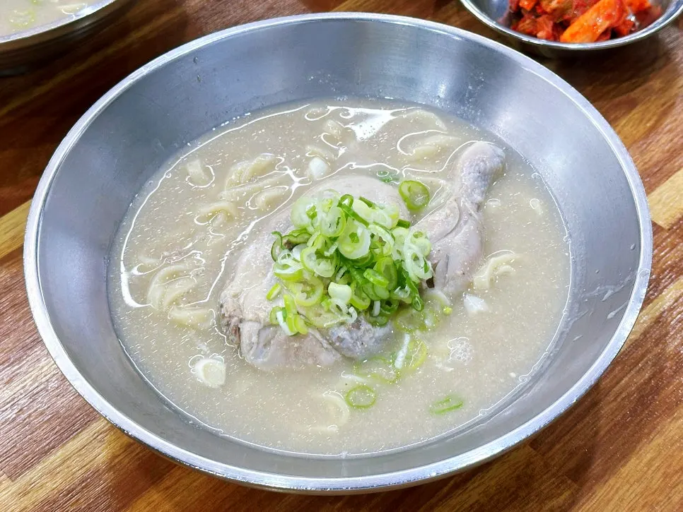 뽀얀 국물의 닭칼국수 한 그릇