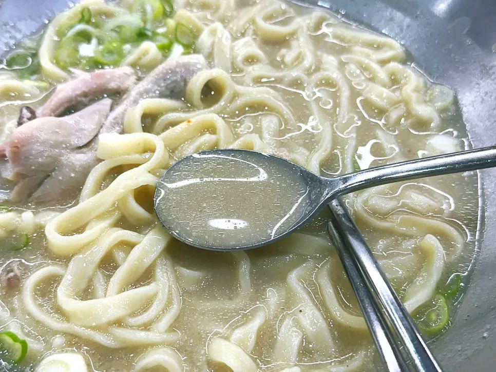 들깨가루 올라간 닭칼국수 국물