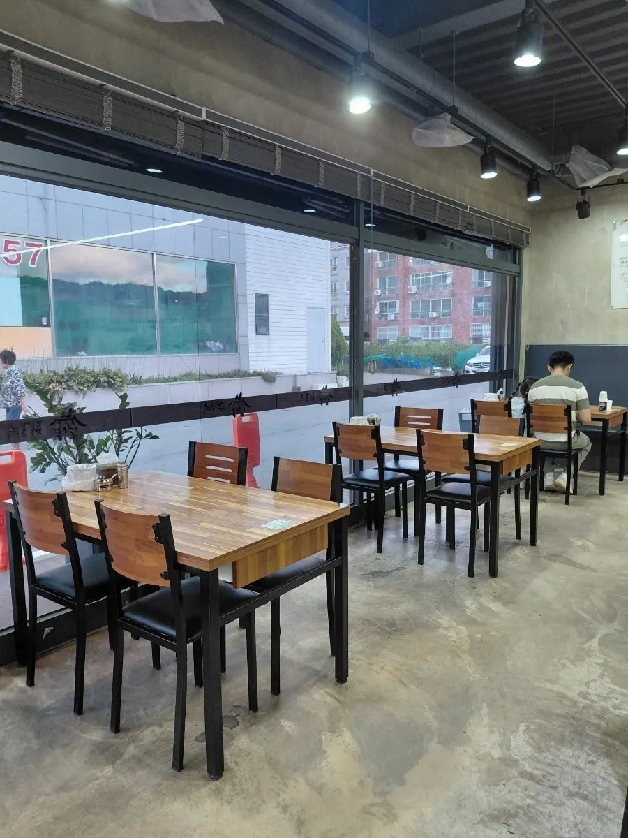 테이블 간격이 넉넉한 언양닭칼국수 통도사점 내부