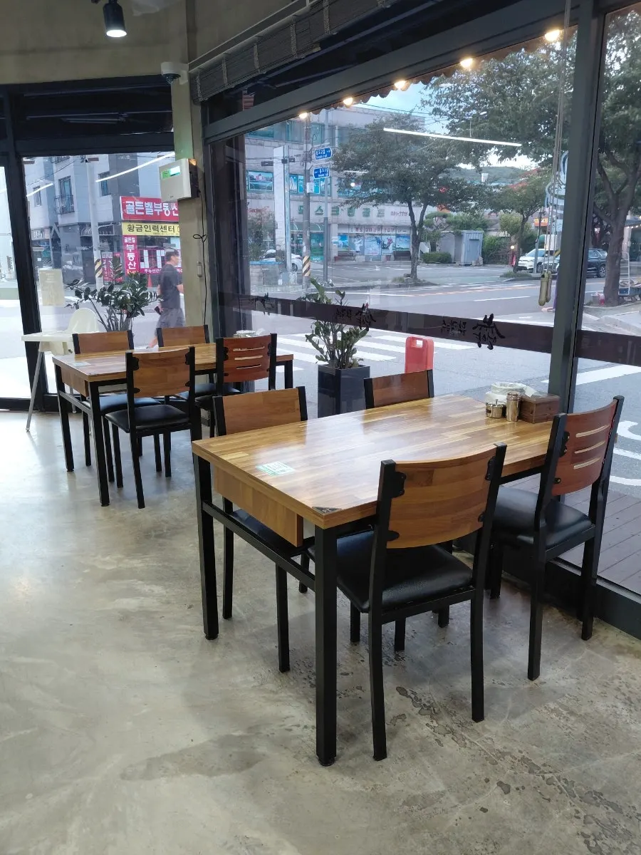 좌석이 많은 언양닭칼국수 통도사점 홀