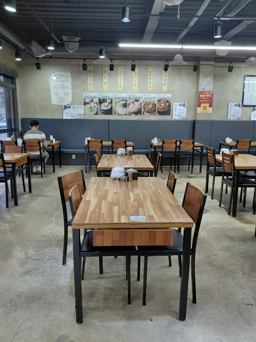 김치와 식기류가 준비된 셀프바