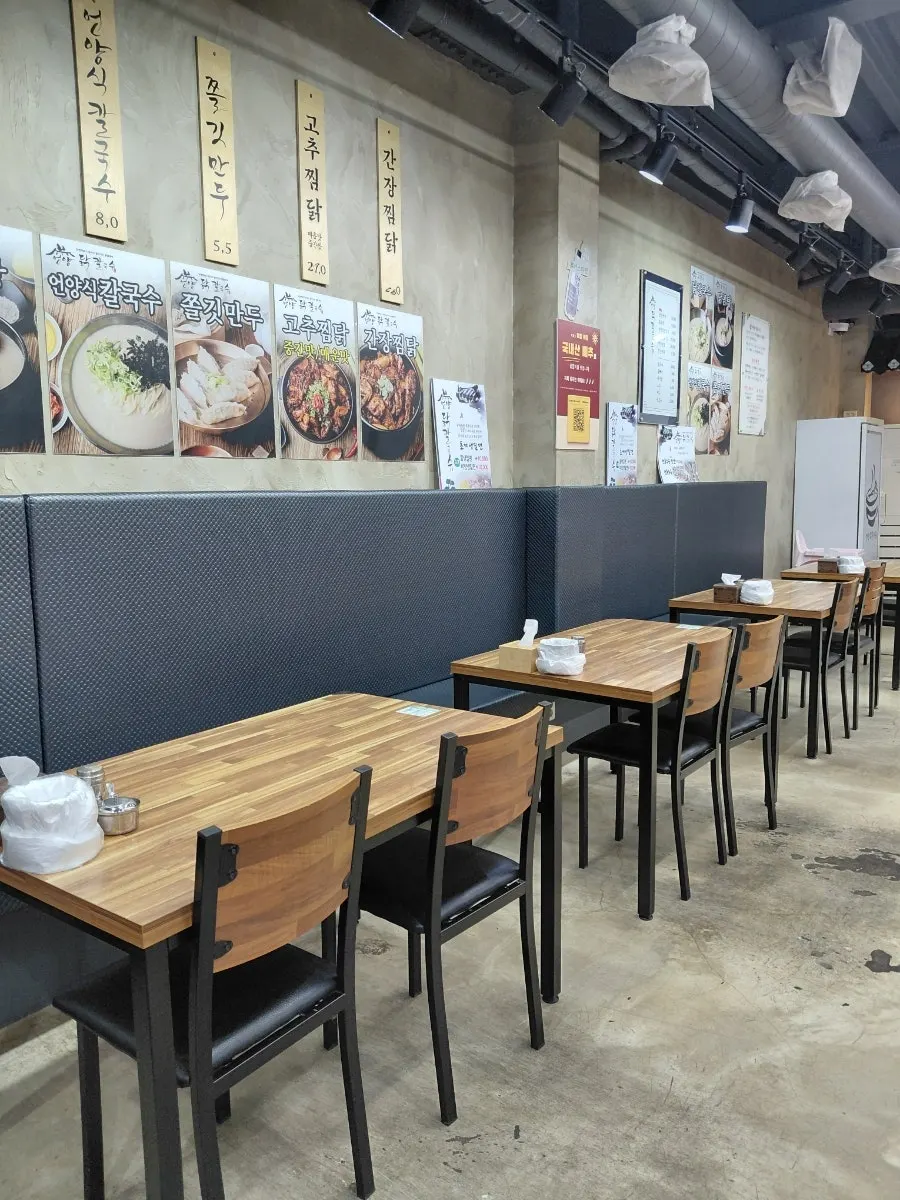 매장 한구석에 쌓여 있는 아기의자