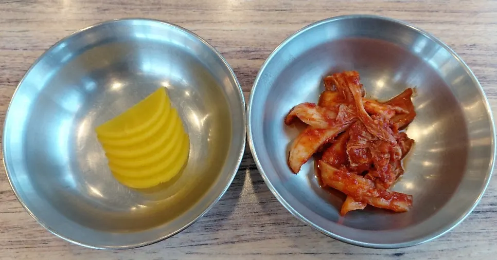 단무지와 김치로 차려진 기본 상차림