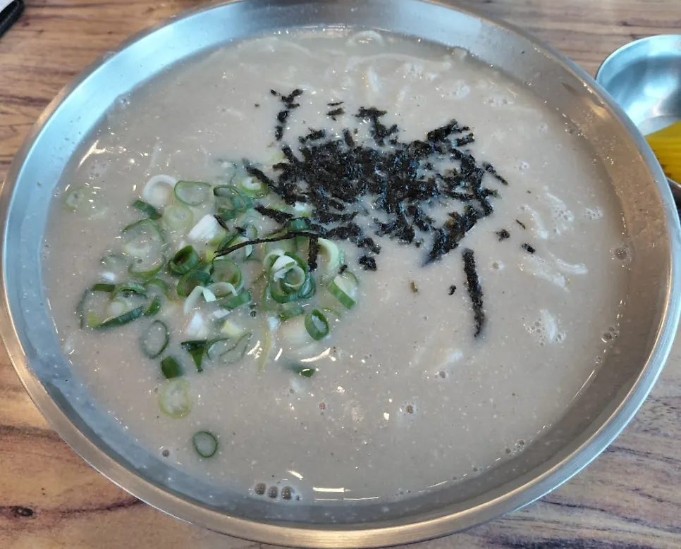매운맛이 강한 김치 접시