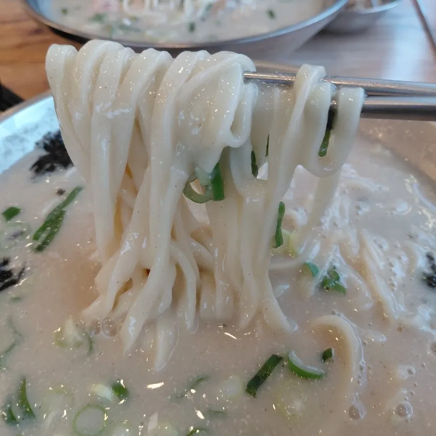 칼국수와 함께 놓인 김치와 단무지