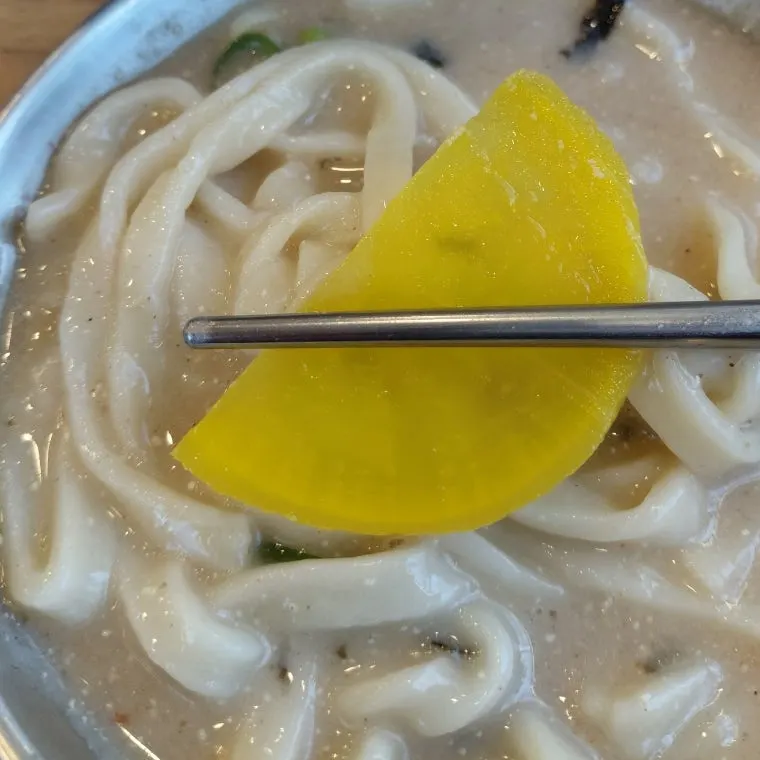 고소한 들깨 국물이 배인 칼국수 면발