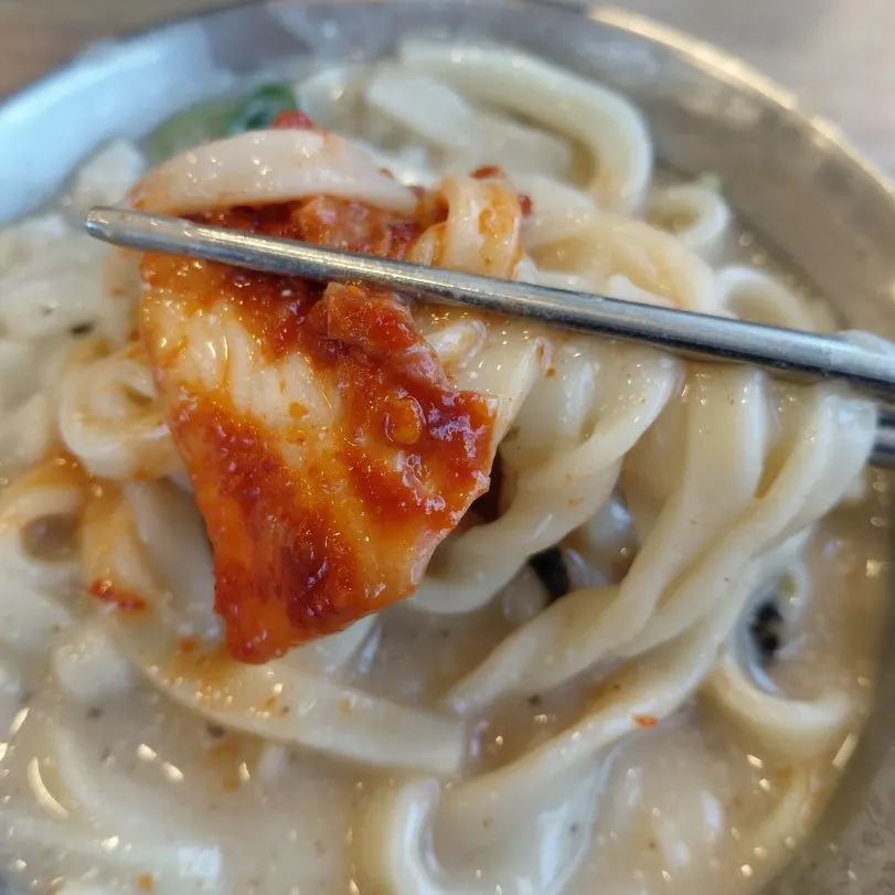 언양식 칼국수 국물을 한 숟가락 뜬 모습