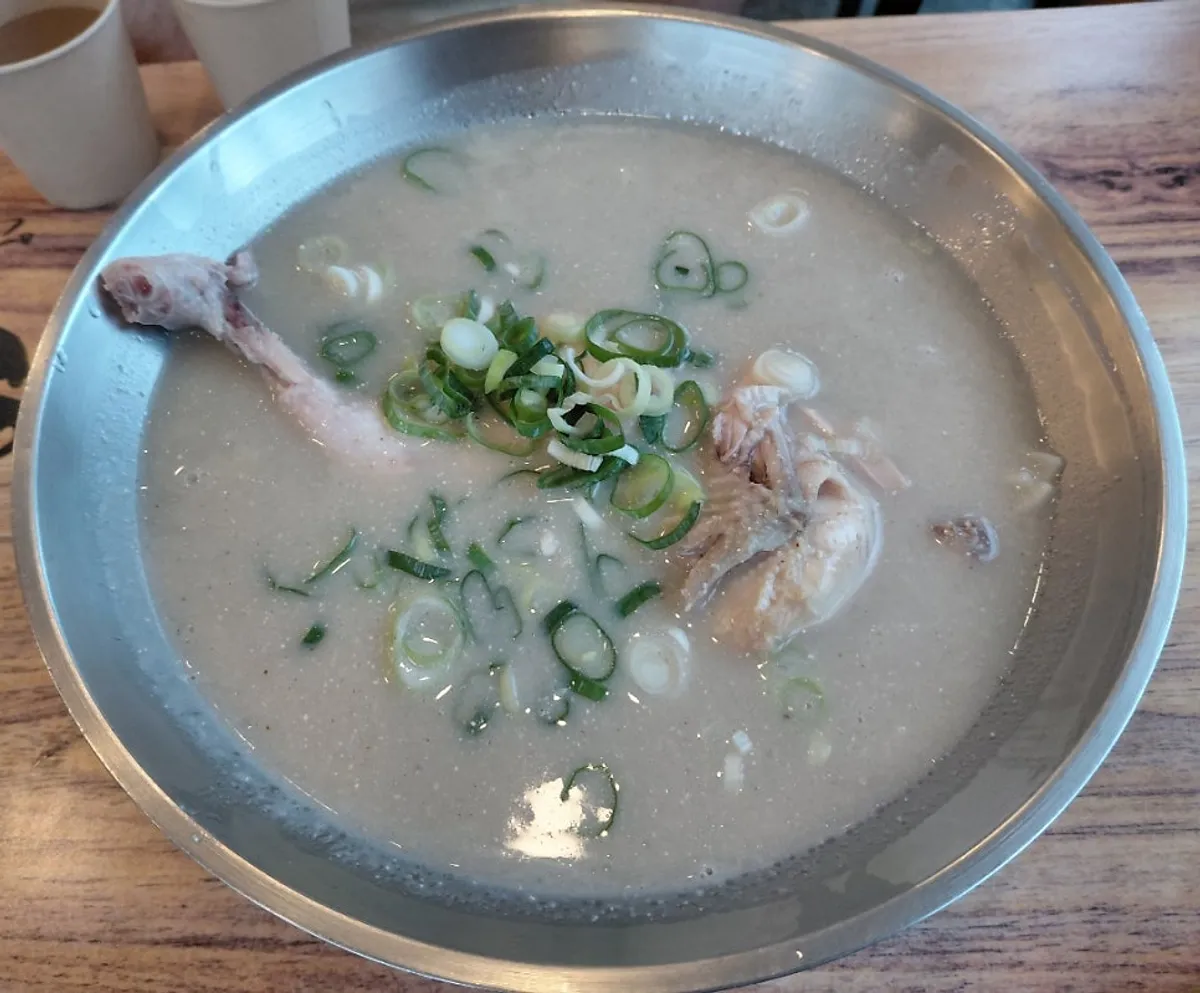 매운 김치를 얹어 먹는 언양식 칼국수