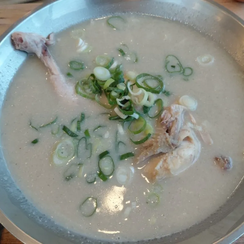 걸쭉한 들깨 국물의 언양식 칼국수 근접 컷