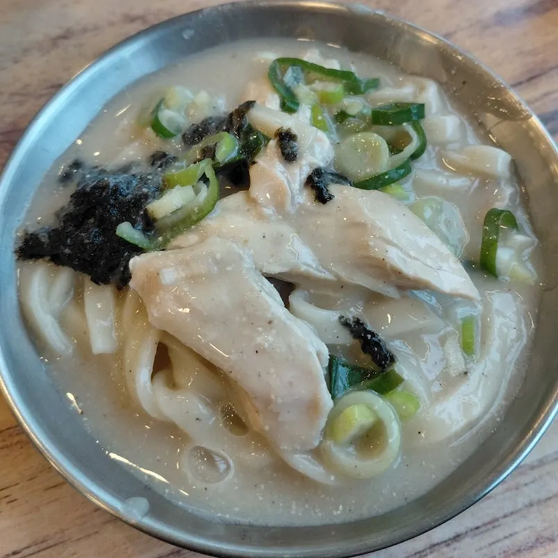 닭 반 마리가 통째로 올라간 닭칼국수