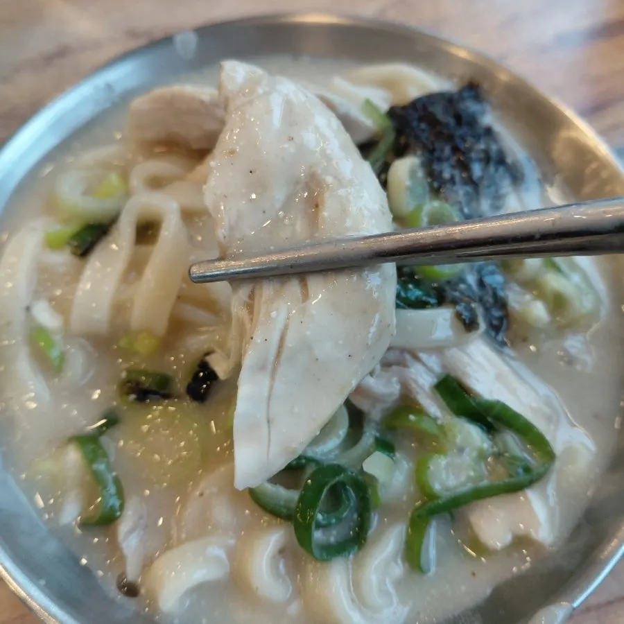 푹 고아낸 닭육수의 닭칼국수 한 그릇