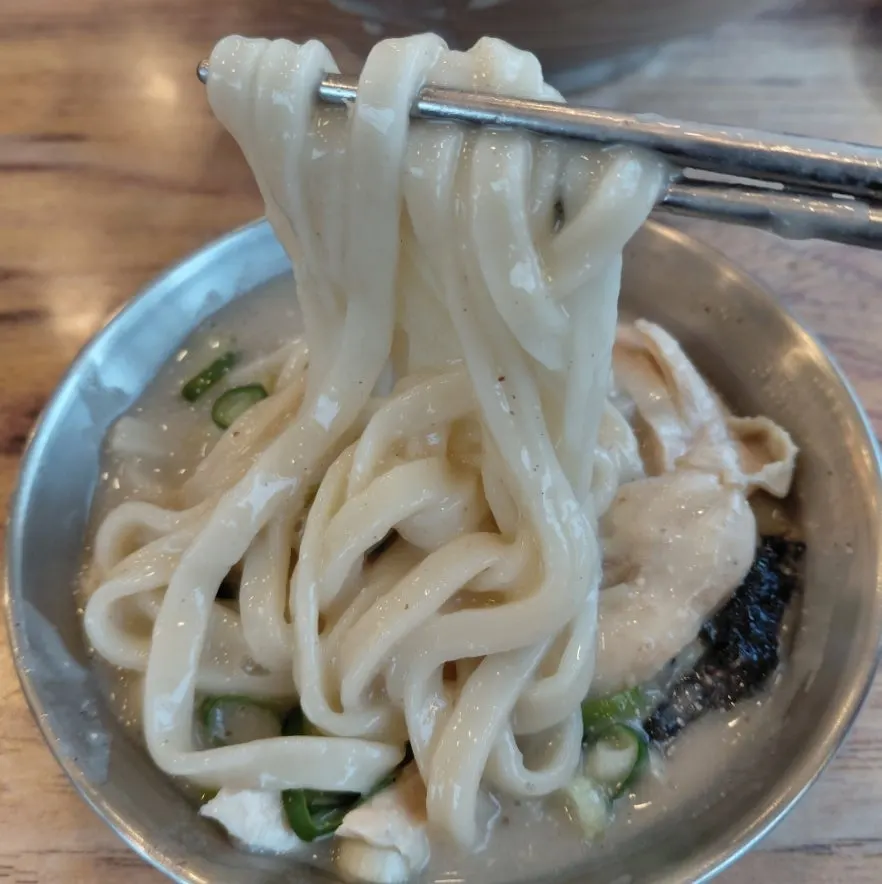 뼈와 살이 분리된 닭고기 살