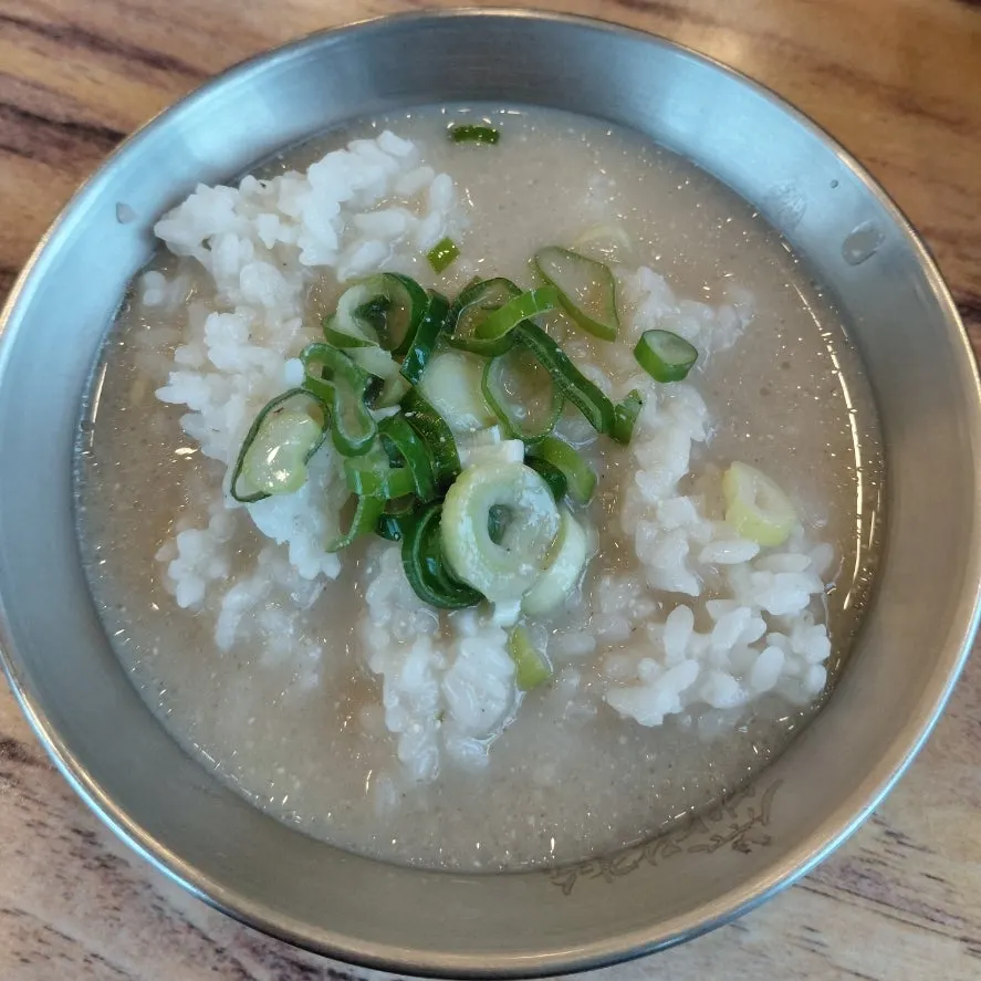 소금에 찍어 먹는 닭고기