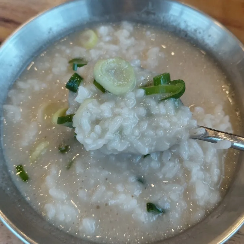 밥이 함께 나오는 닭곰탕 한 상